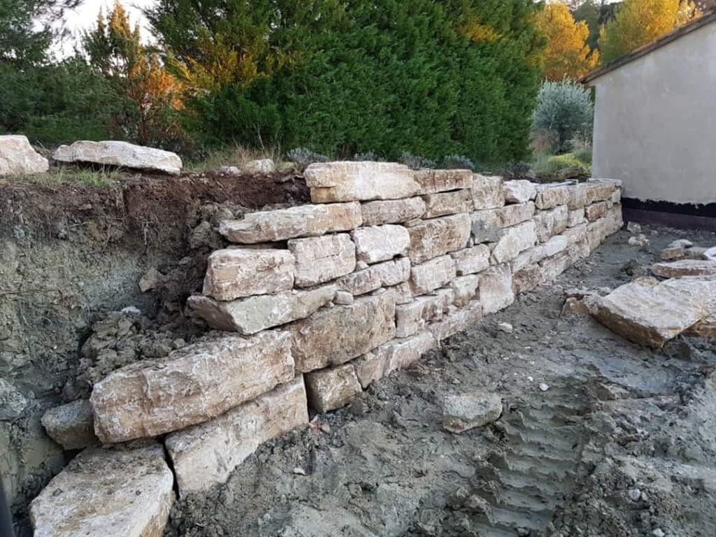 Bloc d’enrochement naturel pour mur de soutènement à Saint-Saturnin-lès-Apt