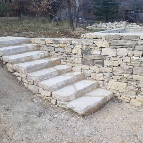 Pierres à bâtir et parement naturel à Saint-Saturnin-lès-Apt dans le Vaucluse